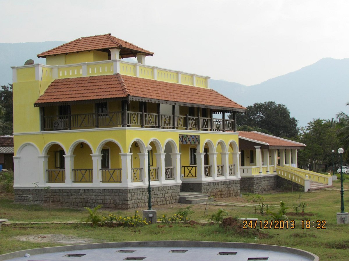resorts in Valparai for corporate tours